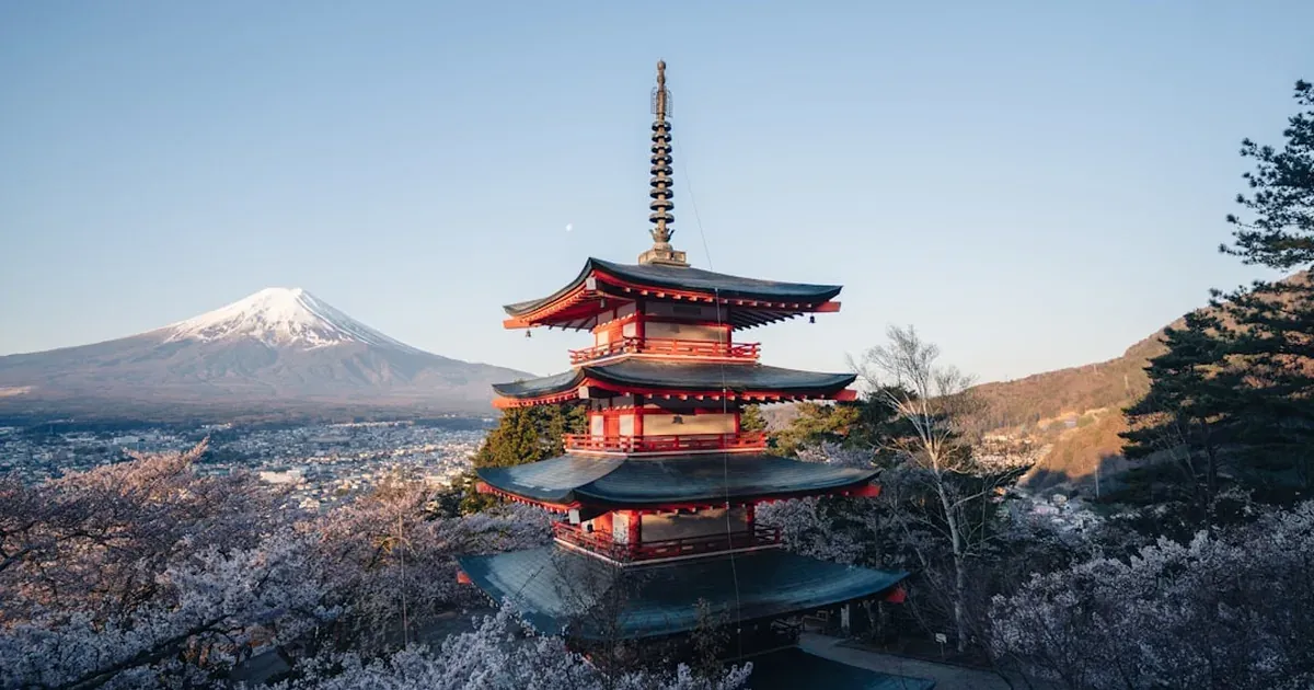 Collage of Tokyo day trip destinations including the Great Buddha of Kamakura, Hakone mountain ropeway, and a traditional Japanese town street