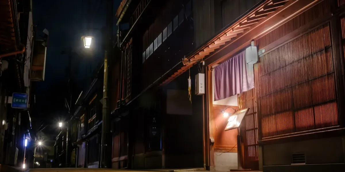 Traditional wooden machiya townhouses in Kanazawa's Higashi Chaya geisha district with wooden lattice fronts and stone-paved street